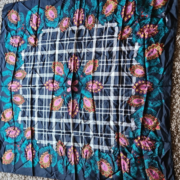 Diane Von Furstenberg Accessories - Diane Von Furstennerg large 100% silk scarf